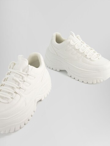 Baskets basses Bershka en blanc