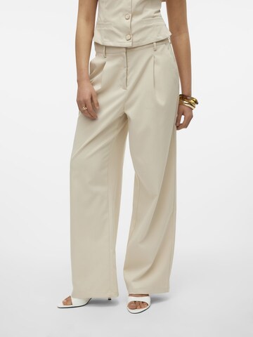 SOMETHINGNEW Regular Pleat-Front Pants in White: front