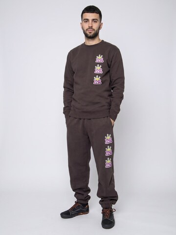 HUF Baggy Bukser 'Crown Stack' i brun: forside