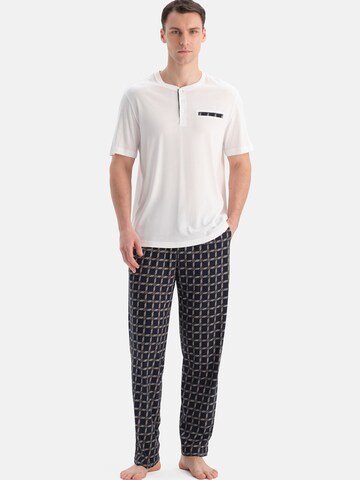 Dagi Pitkä pyjama värissä valkoinen: etupuoli