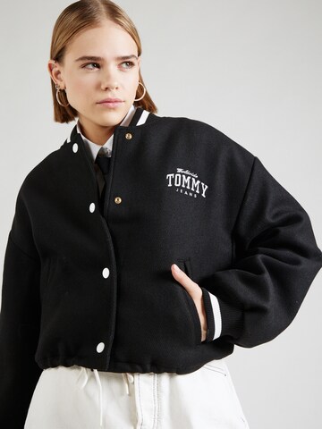 Tommy Jeans Преходно яке 'Varsity' в черно