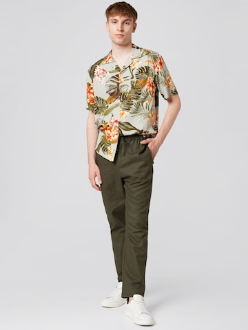 žalia ABOUT YOU x Alvaro Soler Standartinis modelis Marškiniai 'Emilio'