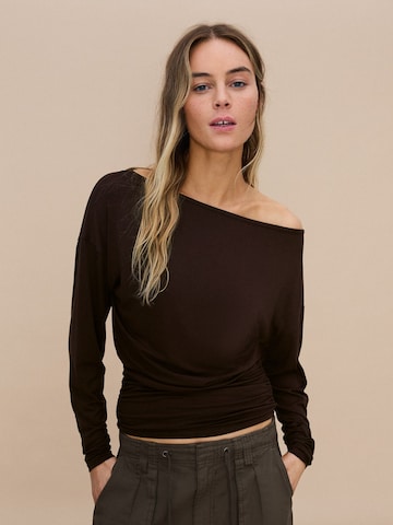 Bershka Shirt in Bruin: voorkant