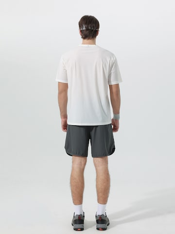 YOUTHUP Performance Shirt 'Hautluft' in White