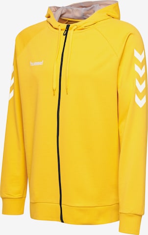 Hummel Sportsweatjacke in Gelb