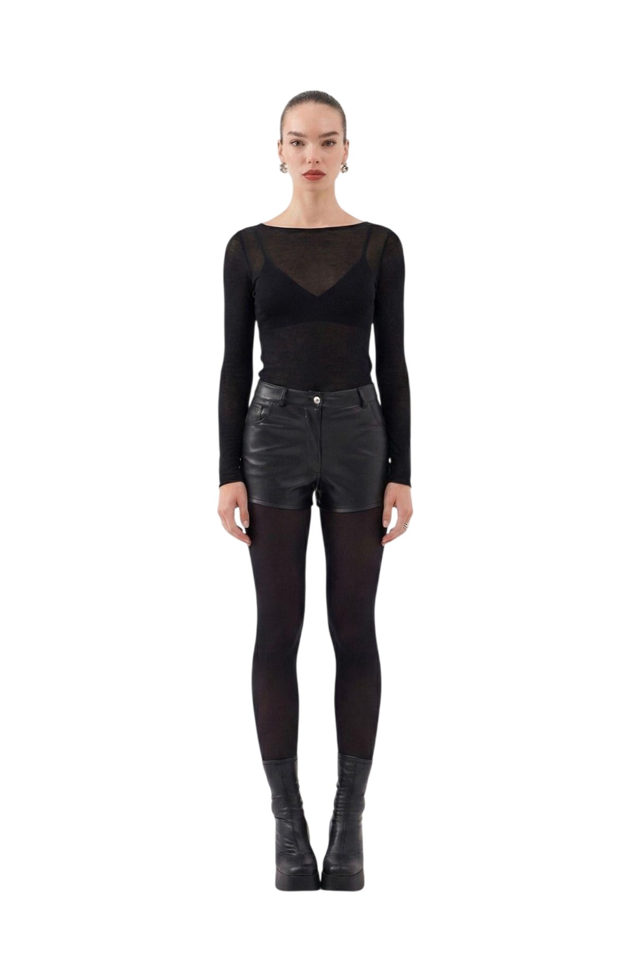 HOLLY LOLLY Slimfit Shorts in Schwarz: Vorderseite