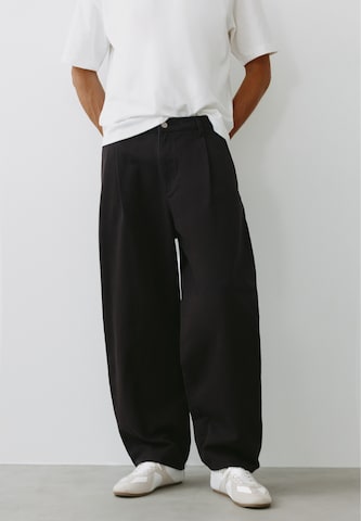 Pull&Bear Baggy Élére vasalt nadrágok - fekete: elől