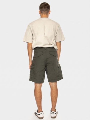 PENFIELD Luźne Spodnie 'P Bear Vargo Shorts Forest Night' w kolorze zielony