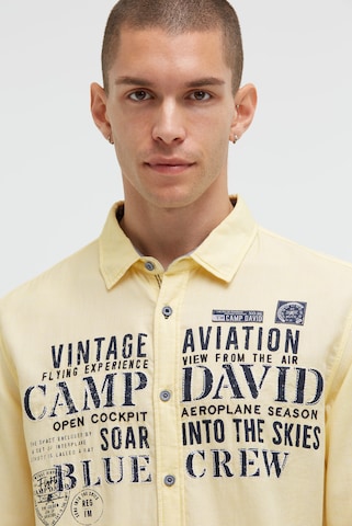 CAMP DAVID Regular Fit Jacquard-Langarmhemd mit Artworks in Gelb: Vorderseite