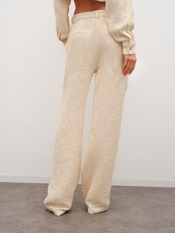 RÆRE by Lorena Rae - Pierna ancha Pantalón plisado 'Belana Tall' en blanco