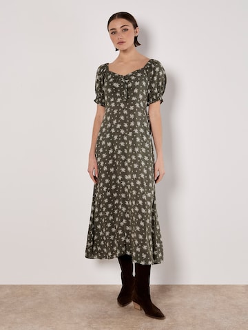 Robe Apricot en vert : devant