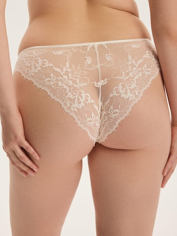 Panty 'Slip Cloe, florale Spitze, mit Baumwollzwickel, normale Leibhöhe' di ESOTIQ in beige