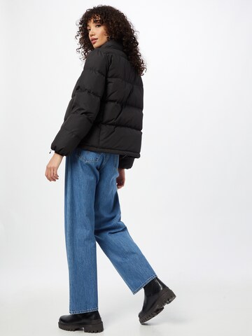 LEVI'S ® Kurtka zimowa 'Quinn Mid Down Puffer' w kolorze czarny