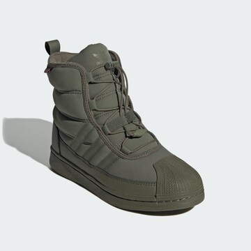 ADIDAS ORIGINALS - Bota de neve 'Superstar' em verde