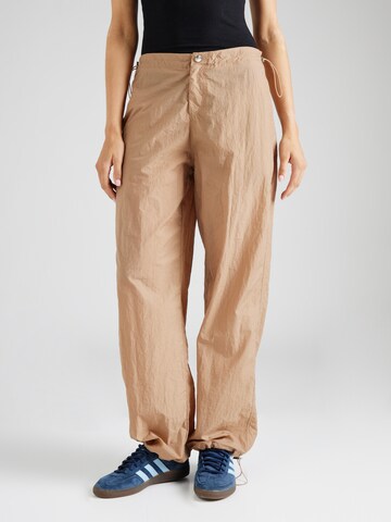 Regular Pantalon Nasty Gal en marron : devant