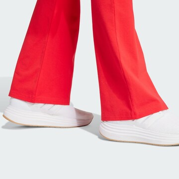 Evazați Pantaloni sport 'Essentials' de la ADIDAS SPORTSWEAR pe roșu