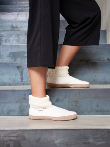 Gottstein Slippers 'Hüttenschuhe Dakota' in White: front