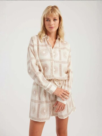 Hiccup Set: Bluse und Shorts in Beige: Vorderseite