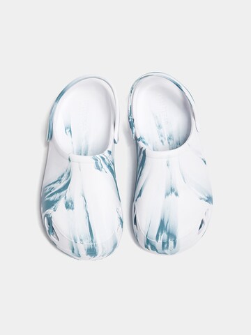 Pull&Bear Clogs in Blau