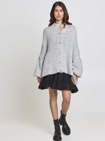 Lilavie Strickjacke ' Lolaa Oversize One Size ' in Grau: Vorderseite