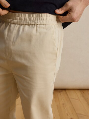 DAN FOX APPAREL Regular Панталон 'Furkan' в бяло