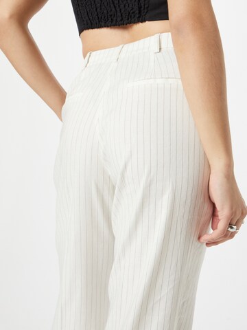 GUESS Regular Trousers with creases 'Zoe' in White