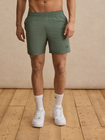 Shorts de bain 'Laurin' DAN FOX APPAREL en vert : devant