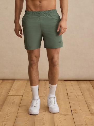 DAN FOX APPAREL Zwemshorts 'Laurin' in Groen: voorkant