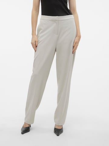 Loosefit Pantaloni con piega frontale 'CHARITY' di VERO MODA in grigio: frontale