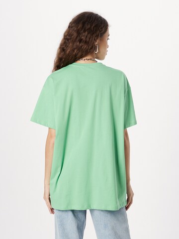 PIECES - Camiseta talla grande 'Rina' en verde