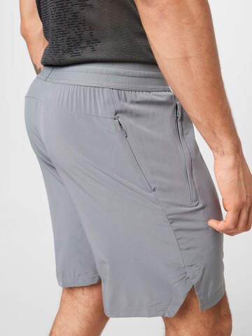 NIKE Regular Sportshorts in Grau