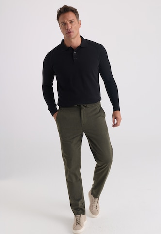 Felix Hardy Regular Trousers in Green: front