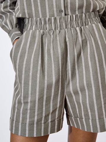 Regular Pantalon Apricot en vert