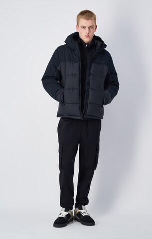 Champion Authentic Athletic Apparel Jacke in Schwarz