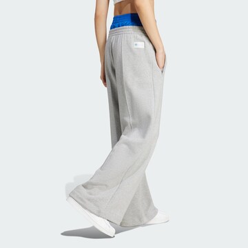 ADIDAS ORIGINALS Wide Leg Bukser 'Kseniaschnaider' i grå