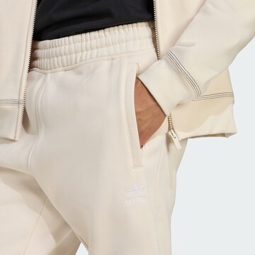 Tapered Pantaloni 'Trefoil Essentials' di ADIDAS ORIGINALS in bianco