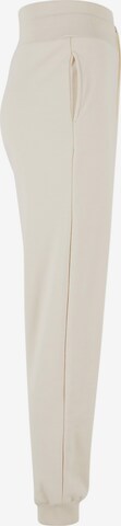 Tapered Pantaloni di Urban Classics in bianco