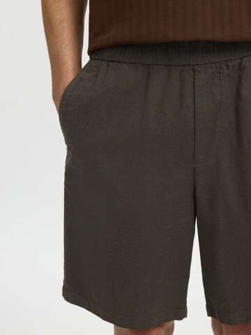 regular Pantaloni di SELECTED in marrone