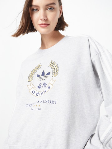 ADIDAS ORIGINALS - Sweatshirt 'With Crest Graphic' em cinzento