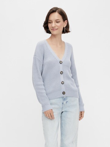 Cardigan 'Karie' PIECES en bleu : devant