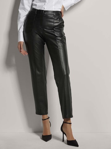 MADELEINE Tapered Hose in Schwarz: Vorderseite