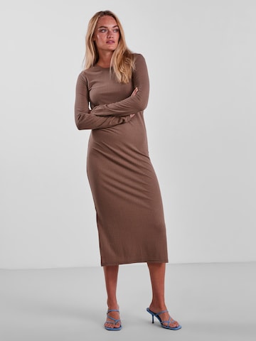 Robe 'Kylie' PIECES en marron : devant