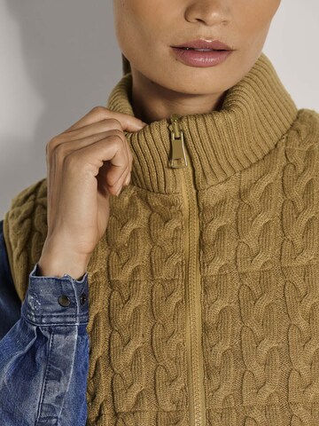 MADELEINE Gebreide bodywarmer in Geel