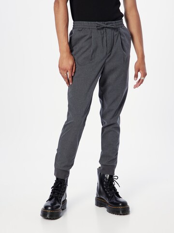 SCOTCH & SODA Tapered Bukser med lægfolder i grå: forside