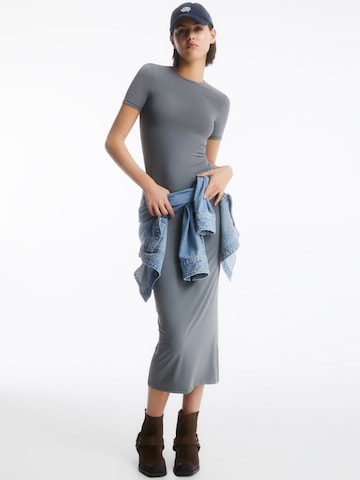 Pull&Bear Kleid in Grau: predná strana