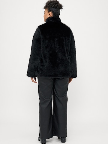 Giacca di mezza stagione 'VMCMonroe' di Vero Moda Curve in nero