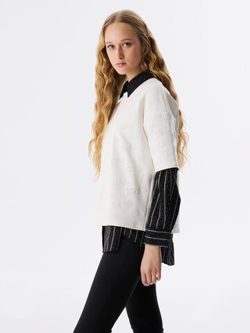 Twist Shirt in Beige