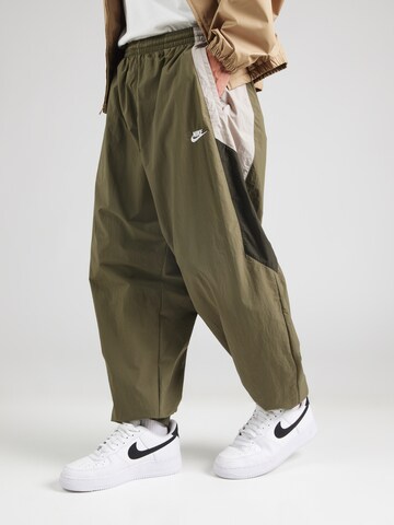 Tapered Pantaloni 'CLUB' de la Nike Sportswear pe verde: față
