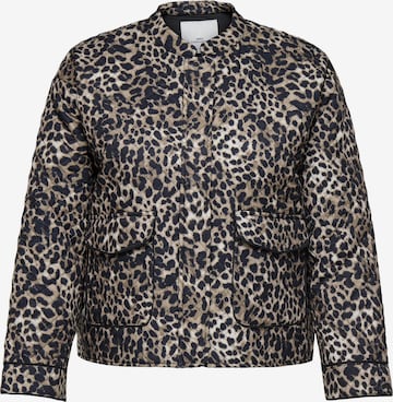 ONLY Carmakoma - Chaqueta de entretiempo en marrón: frente