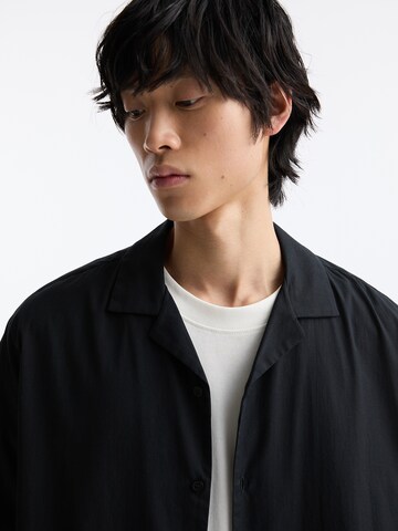 Pull&Bear Comfort Fit Hemd in Schwarz